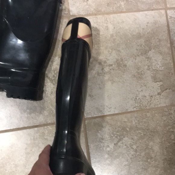 Burberry  Rain boots!! Barely worn - Picture 11 of 11